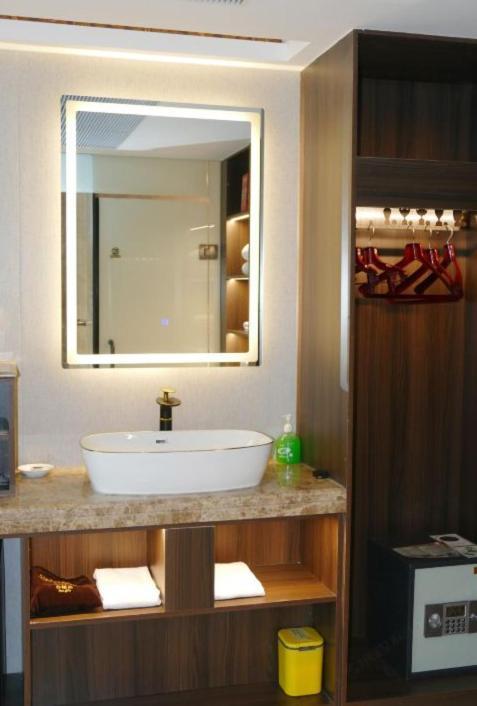 Jinan Yuquan Simpson Hotel Exterior foto